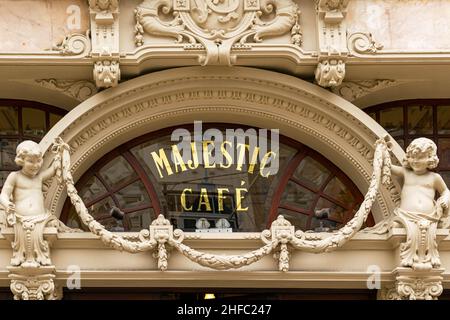 Porto, Portugal - 19 Nov 2020: Das beliebte und teure Majestic Café im Stadtzentrum von Porto. Sehr beliebt, sehr exklusiv. Im Inneren sind verzierte Hölzer zu sehen Stockfoto