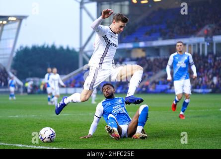 Ben Sheaf von Coventry City (links) springt über die Bali Mumba von Peterborough United, während sie während des Sky Bet Championship-Spiels im Weston Homes Stadium, Peterborough, um den Ball kämpfen. Bilddatum: Samstag, 15. Januar 2022. Stockfoto