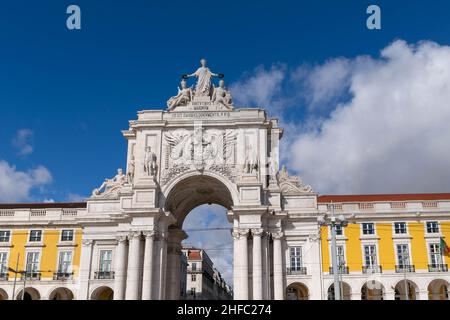 Der Rua Augusta Arch ist ein steinerner Triumphbogen am Praça do Comércio Platz in Lissabon, Portugal. Es wurde zum Gedenken an den Wiederaufbau der Stadt erbaut Stockfoto