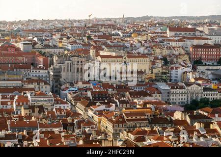 Schöne Postkartenansicht über Lissabon, Portugal. Darunter das mittelalterliche Carmo-Kloster, ein ehemaliges katholisches Kloster, das Durin ruiniert hat, eine der wichtigsten Sehenswürdigkeiten von Lissabon Stockfoto