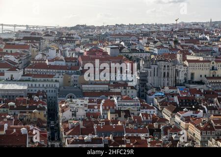 Schöne Postkartenansicht über Lissabon, Portugal. Darunter das mittelalterliche Carmo-Kloster, ein ehemaliges katholisches Kloster, das Durin ruiniert hat, eine der wichtigsten Sehenswürdigkeiten von Lissabon Stockfoto