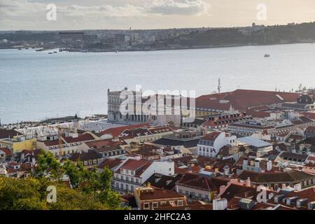 Wunderschöner Blick über Lissabon, Portugal, mit orangefarbenen Dächern, dem Fluss Douro und dem Rua Augusta Arch - einem steinernen Triumphbogen in Praça do Comér Stockfoto