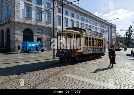 Porto, Portugal - 18th. November 2019: Alte Holztram im Stadtzentrum von Porto. Traditionelle Straßenbahnen rasten durch die engen Straßen und transportieren lokale Stockfoto