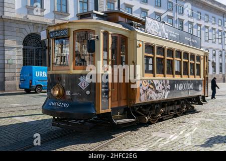 Porto, Portugal - 18th. November 2019: Alte Holztram im Stadtzentrum von Porto. Traditionelle Straßenbahnen rasten durch die engen Straßen und transportieren lokale Stockfoto