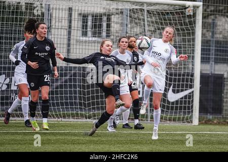 Frankfurt, Deutschland. 15th Januar 2022. Frankfurt, Deutschland, Januar 15th Madeleine Steck (12 Frankfurt) und Michelle Reifenberg (18 Elversberg) während des Freundschaftsspiels zwischen Eintracht Frankfurt und SV 07 Elversberg im Stadion Brentanobad in Frankfurt am Main. Norina Toenges/Sports Press Phot Credit: SPP Sport Press Photo. /Alamy Live News Stockfoto