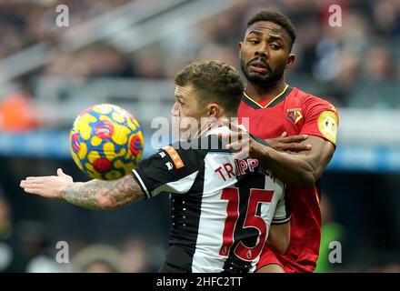 Kieran Trippier von Newcastle United (links) und Emmanuel Dennis von Watford kämpfen während des Premier League-Spiels im St. James' Park, Newcastle upon Tyne, um den Ball. Bilddatum: Samstag, 15. Januar 2022. Stockfoto