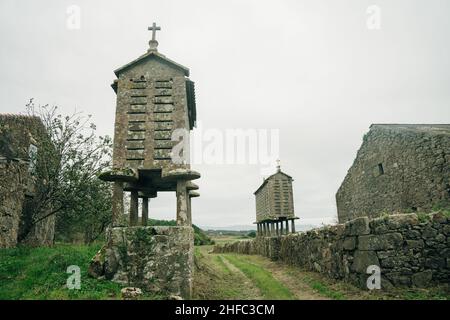 Sehr langer Kornspeicher aus Stein aus dem 16th. Jahrhundert, einer der größten in Galicien. Hochwertige Fotos Stockfoto