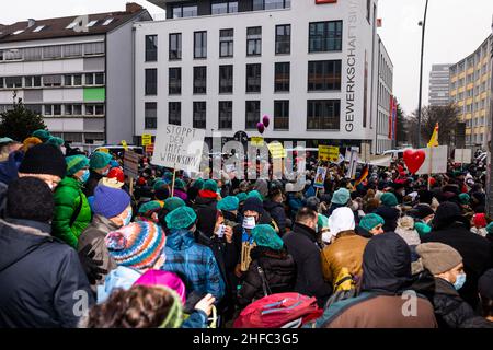 Freiburg, Deutschland. 15th Januar 2022. An der Friedrichstraße stehen die Teilnehmer einer Demonstration gegen die Corona-Maßnahmen. Gleichzeitig demonstrieren viele Menschen in der Stadt gegen Impfgegner, Corona-Leugner und Kontrarianten. Quelle: Philipp von Ditfurth/dpa/Alamy Live News Stockfoto