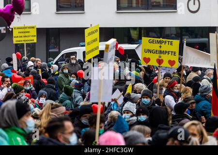 Freiburg, Deutschland. 15th Januar 2022. An der Friedrichstraße stehen die Teilnehmer einer Demonstration gegen die Corona-Maßnahmen. Gleichzeitig demonstrieren viele Menschen in der Stadt gegen Impfgegner, Corona-Leugner und Kontrarianten. Quelle: Philipp von Ditfurth/dpa/Alamy Live News Stockfoto