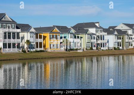 Farbenfrohe Häuser spiegeln sich in einem Teich in einem Vorland in South Carolina wider Stockfoto