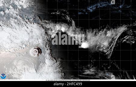 Washington DC, USA. 15th Januar 2022. Der Ausbruch des Hunga Tonga-Hunga Ha'apai-Unterwasservolkans von Tonga am 15. Januar 2022, der eine massive Rauchwolke hervorbrachte, wird in diesem Bild des NOAA-SATELLITEN GOES-West festgehalten. Die Tsunami-Warnungen breiteten sich über den Pazifischen Ozean und so weit östlich wie die Küste der kontinentalen Vereinigten Staaten aus. NOAA Foto/UPI Kredit: UPI/Alamy Live Nachrichten Stockfoto