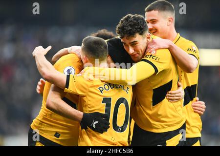 Wolverhampton, Großbritannien. 15th Januar 2022. Wolverhampton-Spieler feiern das erste Tor gegen Southampton während des Premier League-Spiels zwischen Wolverhampton Wanderers und Southampton am 15. Januar 2022 in Molineux, Wolverhampton, England. Foto von Scott Boulton. Nur zur redaktionellen Verwendung, Lizenz für kommerzielle Nutzung erforderlich. Keine Verwendung bei Wetten, Spielen oder Veröffentlichungen einzelner Clubs/Vereine/Spieler. Kredit: UK Sports Pics Ltd/Alamy Live Nachrichten Stockfoto