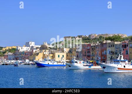 Marina di Procida, Blick von einem Boot aus Stockfoto