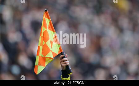 Hamburg, Deutschland. 15th Januar 2022. Fußball: 2. Bundesliga, Spieltag 19th, FC St. Pauli - Erzgebirge Aue, im Millerntor-Stadion. Die Flagge des Lienienenrichters. Kredit: Marcus Brandt/dpa - WICHTIGER HINWEIS: Gemäß den Anforderungen der DFL Deutsche Fußball Liga und des DFB Deutscher Fußball-Bund ist es untersagt, im Stadion und/oder vom Spiel aufgenommene Fotos in Form von Sequenzbildern und/oder videoähnlichen Fotoserien zu verwenden oder zu verwenden./dpa/Alamy Live News Stockfoto