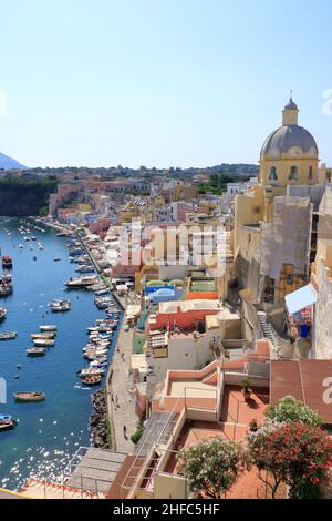 Blick von oben auf die wunderschöne Marina di Procida, Insel zwischen neapel und Ischia in Italien Stockfoto