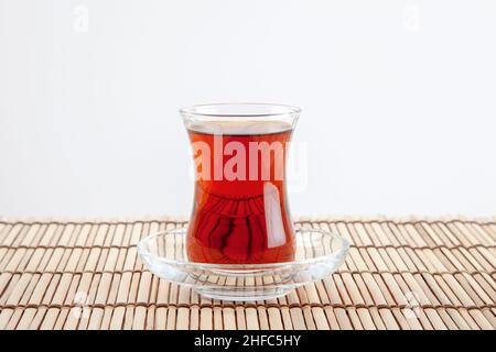 Ein Glas türkischer Tee auf weißem Hintergrund Stockfoto