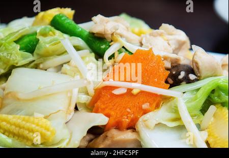 Pad Pak Ruam Mitr, die klassische thailändische Gemüsegericht, gebratenes gemischtes Gemüse in Oyster Sauce rühren. Stockfoto