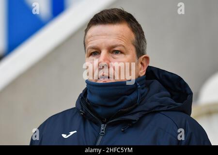 COLCHESTER, GROSSBRITANNIEN. JAN 15th Barrow-Manager Mark Cooper schaut während des Sky Bet League 2-Spiels zwischen Colchester United und Barrow am Samstag, den 15th. Januar 2022, im JobServe Community Stadium in Colchester zu. (Kredit: Ivan Yordanov | MI Nachrichten) Kredit: MI Nachrichten & Sport /Alamy Live Nachrichten Stockfoto