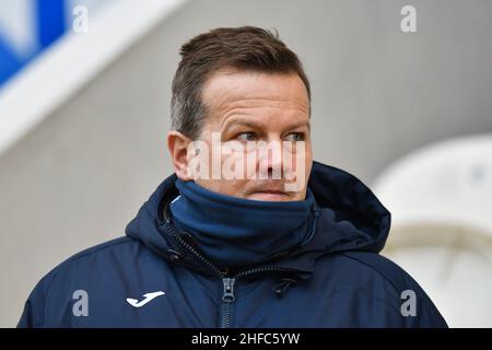 COLCHESTER, GROSSBRITANNIEN. JAN 15th Barrow-Manager Mark Cooper schaut während des Sky Bet League 2-Spiels zwischen Colchester United und Barrow am Samstag, den 15th. Januar 2022, im JobServe Community Stadium in Colchester zu. (Kredit: Ivan Yordanov | MI Nachrichten) Kredit: MI Nachrichten & Sport /Alamy Live Nachrichten Stockfoto