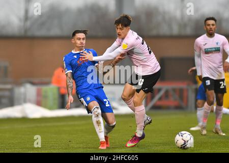 COLCHESTER, GROSSBRITANNIEN. JAN 15th Jacob Wakeling von Barrow kämpft während des Sky Bet League 2-Spiels zwischen Colchester United und Barrow am Samstag, dem 15th. Januar 2022, im JobServe Community Stadium in Colchester um den Besitz mit Cameron Coxe von Colchester. (Kredit: Ivan Yordanov | MI Nachrichten) Kredit: MI Nachrichten & Sport /Alamy Live Nachrichten Stockfoto