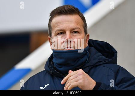 COLCHESTER, GROSSBRITANNIEN. JAN 15th Barrow-Manager Mark Cooper schaut während des Sky Bet League 2-Spiels zwischen Colchester United und Barrow am Samstag, den 15th. Januar 2022, im JobServe Community Stadium in Colchester zu. (Kredit: Ivan Yordanov | MI Nachrichten) Kredit: MI Nachrichten & Sport /Alamy Live Nachrichten Stockfoto