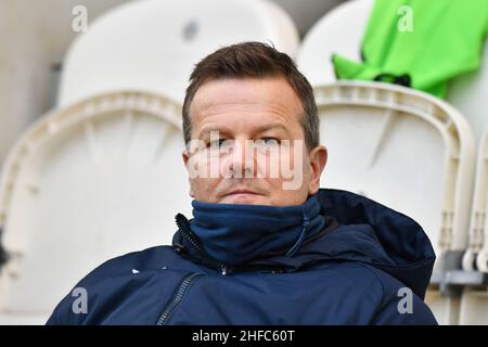 COLCHESTER, GROSSBRITANNIEN. JAN 15th Barrow-Manager Mark Cooper schaut während des Sky Bet League 2-Spiels zwischen Colchester United und Barrow am Samstag, den 15th. Januar 2022, im JobServe Community Stadium in Colchester zu. (Kredit: Ivan Yordanov | MI Nachrichten) Kredit: MI Nachrichten & Sport /Alamy Live Nachrichten Stockfoto