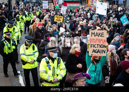 Manchester, Großbritannien. 15th Januar 2022. Hunderte von Menschen marschieren während eines „Kill the Bill“-Aktionstages. Im ganzen Land wurden aufgrund des vorgeschlagenen Gesetzes über Polizei, Kriminalität, Verurteilung und Gerichte Proteste organisiert.das würde, wenn es angenommen würde, neue Gesetze rund um Demonstrationen einführen.ÊAndy Barton/Alamy Live News Credit: Andy Barton/Alamy Live News Stockfoto