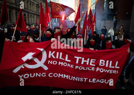 Manchester, Großbritannien. 15th Januar 2022. Der YCL-marsch mit den Demonstranten von Kill the Bill während eines nationalen Aktionstages. Im ganzen Land wurden aufgrund des vorgeschlagenen Gesetzes über Polizei, Kriminalität, Verurteilung und Gerichte Proteste organisiert.das würde, wenn es angenommen würde, neue Gesetze rund um Demonstrationen einführen.ÊAndy Barton/Alamy Live News Credit: Andy Barton/Alamy Live News Stockfoto