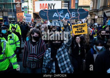 Manchester, Großbritannien. 15th Januar 2022. Hunderte von Menschen marschieren während eines „Kill the Bill“-Aktionstages. Im ganzen Land wurden aufgrund des vorgeschlagenen Gesetzes über Polizei, Kriminalität, Verurteilung und Gerichte Proteste organisiert.das würde, wenn es angenommen würde, neue Gesetze rund um Demonstrationen einführen.ÊAndy Barton/Alamy Live News Credit: Andy Barton/Alamy Live News Stockfoto