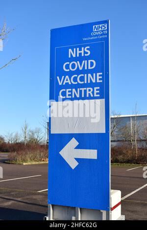 Ein Schild zeigt den Weg zum COVID-Impfzentrum. Stockfoto