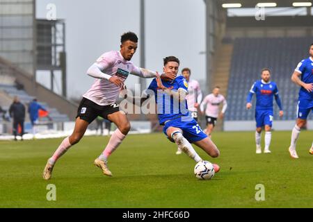 COLCHESTER, GROSSBRITANNIEN. JAN 15th Remeao Hutton von Barrow kämpft während des Sky Bet League 2-Spiels zwischen Colchester United und Barrow am Samstag, dem 15th. Januar 2022, im JobServe Community Stadium in Colchester um den Besitz mit Cameron Coxe von Colchester. (Kredit: Ivan Yordanov | MI Nachrichten) Kredit: MI Nachrichten & Sport /Alamy Live Nachrichten Stockfoto