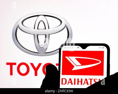 In dieser Abbildung ist das Ranz Toyota-Tochterlogo auf einem Smartphone-Bildschirm mit dem Toyota-Logo im Hintergrund zu sehen. Stockfoto