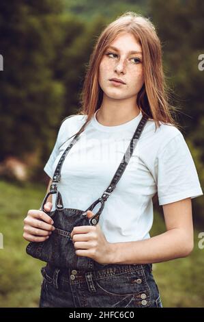 Nahaufnahme Porträt von jungen Teenager Sommersprossen Ingwer Mädchen in Überrollen Stockfoto