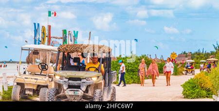 Holbox Mexiko 22. Dezember 2021 Golfwagen Buggy Auto fährt am Strand und Sandbank auf Holbox Insel Mexiko. Stockfoto