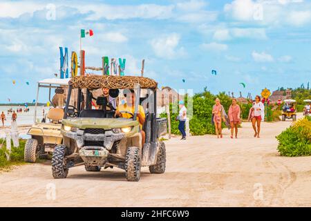 Holbox Mexiko 22. Dezember 2021 Golfwagen Buggy Auto fährt am Strand und Sandbank auf Holbox Insel Mexiko. Stockfoto