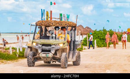 Holbox Mexiko 22. Dezember 2021 Golfwagen Buggy Auto fährt am Strand und Sandbank auf Holbox Insel Mexiko. Stockfoto