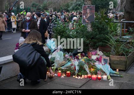 Vor dem London Irish Centre in Camden halten Menschen eine Mahnwache ab, um an die ermordete Grundschullehrerin der 23-jährigen Ashling Murphy zu erinnern, die am Mittwochnachmittag tot aufgefunden wurde, nachdem sie am Ufer des Grand Canal in Tullamore, Co Offaly in der Republik Irland, gelaufen war. Bilddatum: Samstag, 15. Januar 2022. Stockfoto