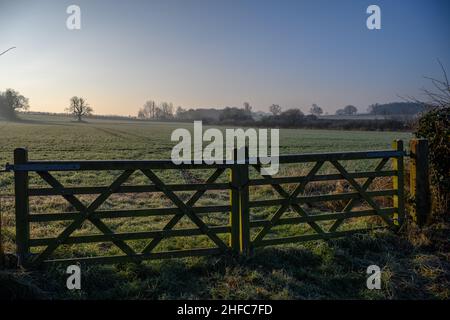 Blick auf das Holztor an einem nebligen Morgen Stockfoto