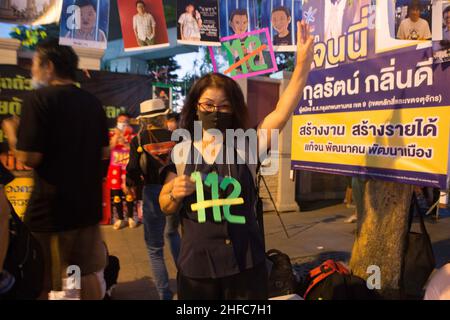 Bangkok, Thailand. 14th Januar 2022. Politische Demonstranten hielten drei-Finger-Symbole hoch, die die Freilassung politischer Gefangener forderten. (Foto von Atiwat Silpamethanont/Pacific Press) Quelle: Pacific Press Media Production Corp./Alamy Live News Stockfoto