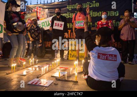 Bangkok, Thailand. 14th Januar 2022. Politische Demonstranten hielten drei-Finger-Symbole hoch, die die Freilassung politischer Gefangener forderten. (Foto von Atiwat Silpamethanont/Pacific Press) Quelle: Pacific Press Media Production Corp./Alamy Live News Stockfoto