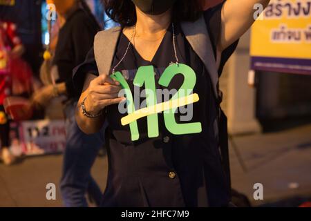 Bangkok, Thailand. 14th Januar 2022. Politische Demonstranten mit Hemden mit Symbolen gegen das lèse-majesté-Gesetz Artikel 112 (Foto: Atiwat Silpamethanont/Pacific Press) Quelle: Pacific Press Media Production Corp./Alamy Live News Stockfoto