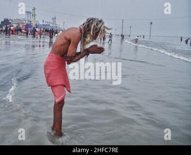 Alle Pilger und Sadhus werden für nahm Holy Bath auf Makar Sankranti Punyatithi genossen. Makar Sankranti oder Uttarayan oder Maghi oder einfach Sankranti, auch in Bangladesch und Westbengalen als Poush Sankranti bekannt, und in Nepal als Maghe Sankranti bedeutet sankranti hier ‘Transfer', dieser Tag gilt als Übergangstag der Sonne in den Steinbock. Jetzt bewegt sich die Sonne nach Norden im hinduistischen Kalender, der der Gottheit Surya (Sonne) gewidmet ist, werden viele einheimische Feste in ganz Indien organisiert. Es wird jedes Jahr beobachtet, wenn die Sonne in den Steinbock-Tierkreis eintritt, was dem Monat Januar entspricht Stockfoto