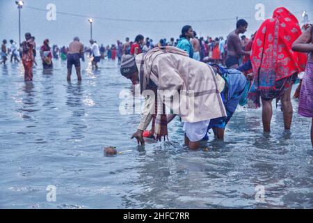 Alle Pilger und Sadhus werden für nahm Holy Bath auf Makar Sankranti Punyatithi genossen. Makar Sankranti oder Uttarayan oder Maghi oder einfach Sankranti, auch in Bangladesch und Westbengalen als Poush Sankranti bekannt, und in Nepal als Maghe Sankranti bedeutet sankranti hier ‘Transfer', dieser Tag gilt als Übergangstag der Sonne in den Steinbock. Jetzt bewegt sich die Sonne nach Norden im hinduistischen Kalender, der der Gottheit Surya (Sonne) gewidmet ist, werden viele einheimische Feste in ganz Indien organisiert. Es wird jedes Jahr beobachtet, wenn die Sonne in den Steinbock-Tierkreis eintritt, was dem Monat Januar entspricht Stockfoto