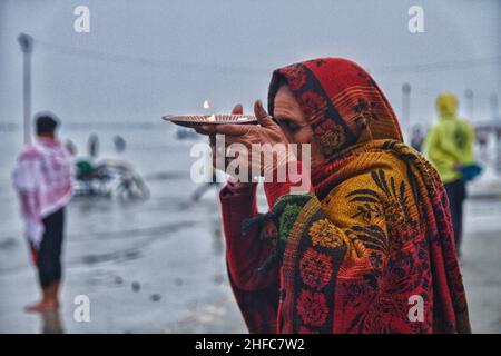 Alle Pilger und Sadhus werden für nahm Holy Bath auf Makar Sankranti Punyatithi genossen. Makar Sankranti oder Uttarayan oder Maghi oder einfach Sankranti, auch in Bangladesch und Westbengalen als Poush Sankranti bekannt, und in Nepal als Maghe Sankranti bedeutet sankranti hier ‘Transfer', dieser Tag gilt als Übergangstag der Sonne in den Steinbock. Jetzt bewegt sich die Sonne nach Norden im hinduistischen Kalender, der der Gottheit Surya (Sonne) gewidmet ist, werden viele einheimische Feste in ganz Indien organisiert. Es wird jedes Jahr beobachtet, wenn die Sonne in den Steinbock-Tierkreis eintritt, was dem Monat Januar entspricht Stockfoto