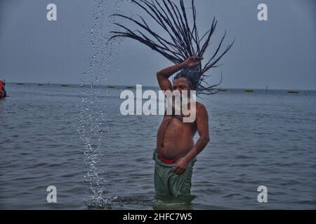 Alle Pilger und Sadhus werden für nahm Holy Bath auf Makar Sankranti Punyatithi genossen. Makar Sankranti oder Uttarayan oder Maghi oder einfach Sankranti, auch in Bangladesch und Westbengalen als Poush Sankranti bekannt, und in Nepal als Maghe Sankranti bedeutet sankranti hier ‘Transfer', dieser Tag gilt als Übergangstag der Sonne in den Steinbock. Jetzt bewegt sich die Sonne nach Norden im hinduistischen Kalender, der der Gottheit Surya (Sonne) gewidmet ist, werden viele einheimische Feste in ganz Indien organisiert. Es wird jedes Jahr beobachtet, wenn die Sonne in den Steinbock-Tierkreis eintritt, was dem Monat Januar entspricht Stockfoto