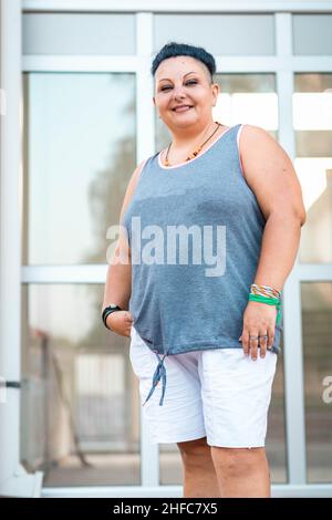 Positive Frau mittleren Alters mit Cherokee Haarschnitt Stockfoto