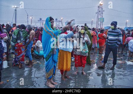 Alle Pilger und Sadhus werden für nahm Holy Bath auf Makar Sankranti Punyatithi genossen. Makar Sankranti oder Uttarayan oder Maghi oder einfach Sankranti, auch in Bangladesch und Westbengalen als Poush Sankranti bekannt, und in Nepal als Maghe Sankranti bedeutet sankranti hier ‘Transfer', dieser Tag gilt als Übergangstag der Sonne in den Steinbock. Jetzt bewegt sich die Sonne nach Norden im hinduistischen Kalender, der der Gottheit Surya (Sonne) gewidmet ist, werden viele einheimische Feste in ganz Indien organisiert. Es wird jedes Jahr beobachtet, wenn die Sonne in den Steinbock-Tierkreis eintritt, was dem Monat Januar entspricht Stockfoto