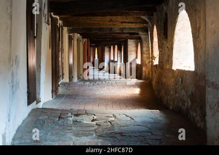 Brisighella, Italien-13. Juli 2019:die alte Eselstraße im mittelalterlichen Dorf Brisighella in der Provinz Ravenna Stockfoto