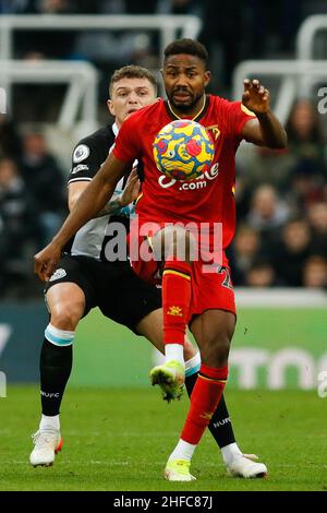 Newcastle. VEREINIGTES KÖNIGREICH. JAN 15th Emmanuel Dennis von Watford und Kieran Trippier von Newcastle United in Aktion während des Premier League-Spiels zwischen Newcastle United und Watford im St. James's Park, Newcastle am Samstag, 15th. Januar 2022. (Kredit: Will Matthews | MI News) Kredit: MI News & Sport /Alamy Live News Stockfoto