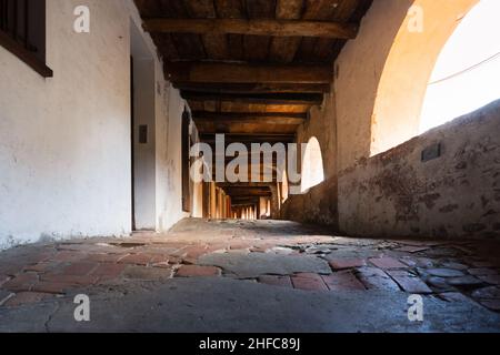 Brisighella, Italien-13. Juli 2019:die alte Eselstraße im mittelalterlichen Dorf Brisighella in der Provinz Ravenna Stockfoto